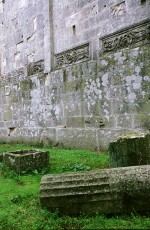 Il muro esterno del complesso valvense in cui sono inserite numerose iscrizioni e lapidi romane